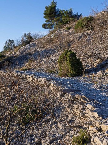 Chemin en remblai à travers la Gardiole