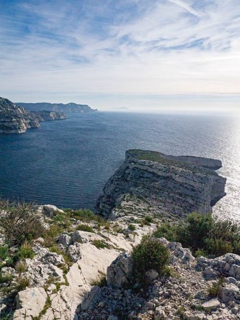 La crête de Morgiou domine le Cap de Morgiou