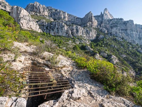 La grotte du plateau de la Calanque des Pierres Tombées