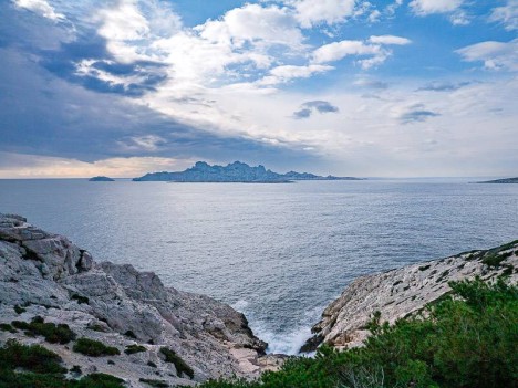 LA Calanque de Podestat, l'ïle de Riou au large