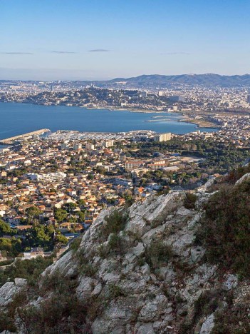 La baie et la ville de Marseille depuis le sentier de la Roche Percée