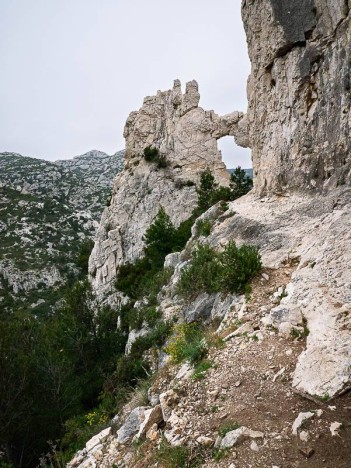 La Roche Percée de Morgiou, côté Sud et vire