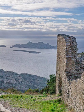 Ruines de l'ancienne vigie du Sommet de Marseilleveyre - l'Île de Riou