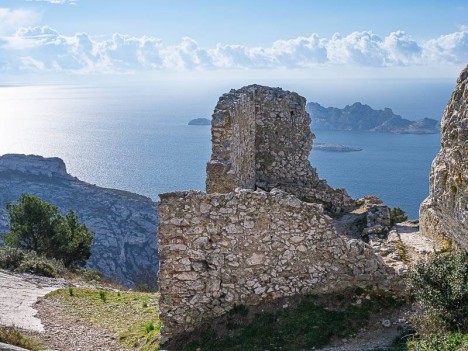 Ruines de l'ancienne vigie au Sommet de Marseilleveyre