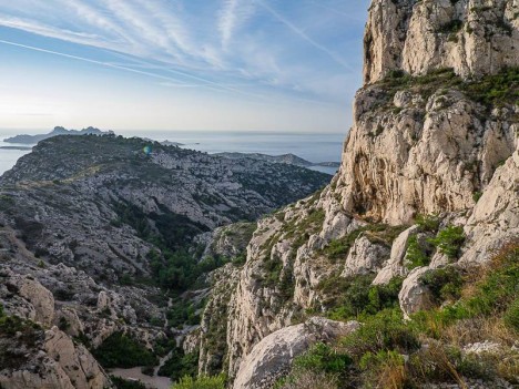 En traversée, l'itinéraire domine le Vallon de la Mounine