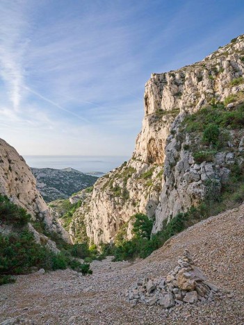 Cairn à la jonction avec le sentier du Vallon de la Mounine