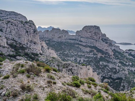 Le Rocher des Goudes, devant l'Île de Riou