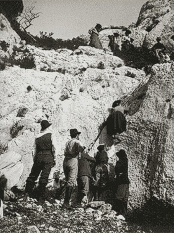 Une femme escalade un rocher. Auteur anonyme, s.d. vers 1900  © Archives de Marseille : 33 Fi 2690