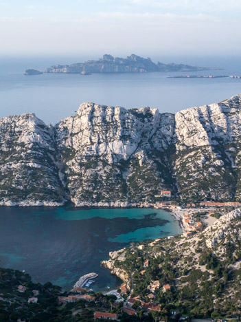 Cabanons de la calanque de Sormiou