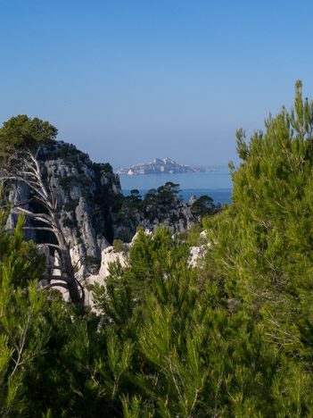 L'Île de Riou au travers de la brèche de Castel Viel, en Vau