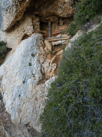 Au pied de la Grotte des Émigrés