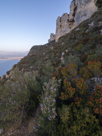 Sentier sous la Grotte des Émigrés