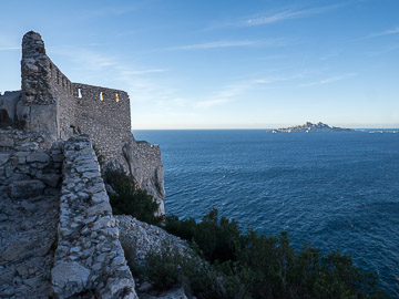 Les remparts et le pont levis des remparts du Cap Morgiou