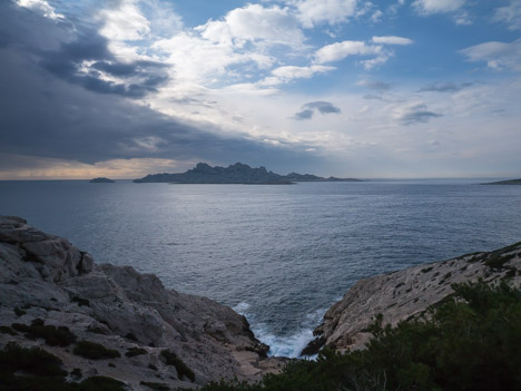 Calanque de Podestat, l'Île de Riou au large