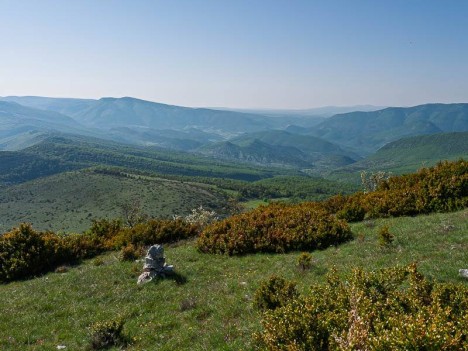 Cairn à travers l'alpage de la Montagne de Banne