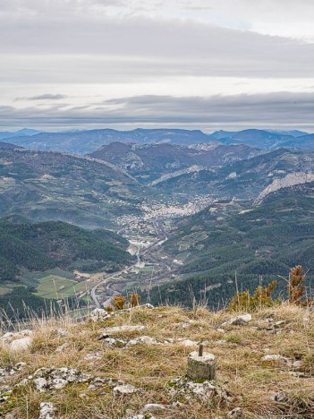 Repère du point 1047 sur la Montagne de Bluye
