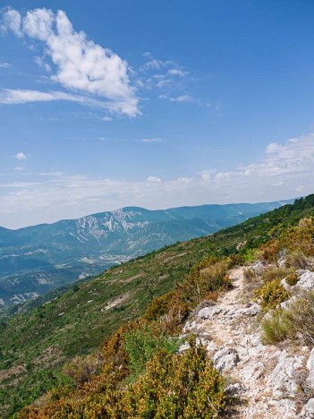 Sentier de la Montagne de Mare, Éourres