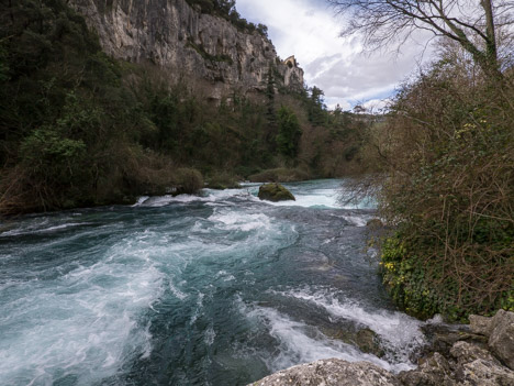 La Sorgue avant d'entrer dans le village