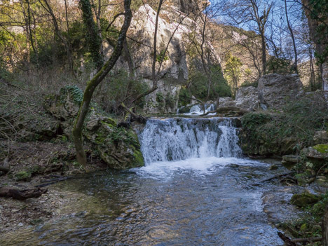 Au bord de l'Aigue Brun, cascatelle