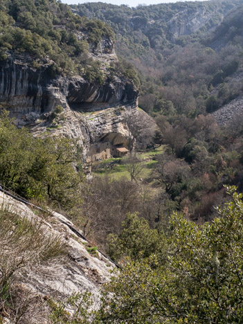 provence-luberon-aiguebrun-habitation-troglodytique.jpg