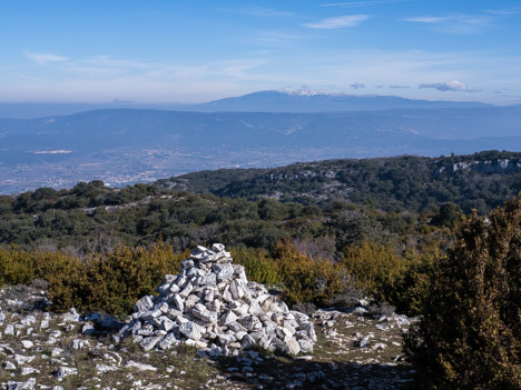 Cairn sur la crête face au Mont Ventoux