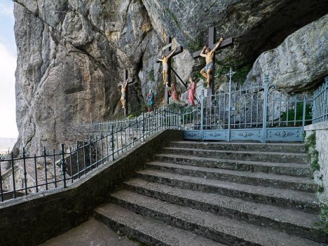 Les trois croix, Grotte Marie Madeleine