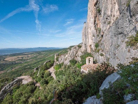 Au-dessus de la chapelle de l'ermitage de Saint-Ser