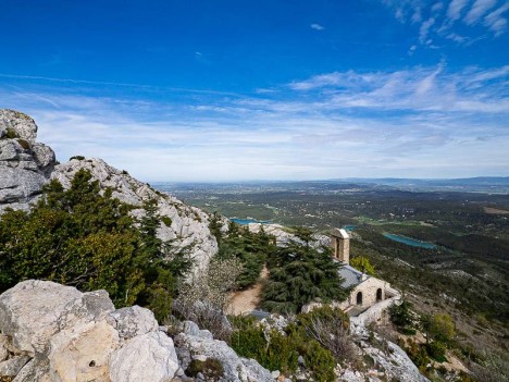 Au-dessus du prieuré de la Sainte Victoire
