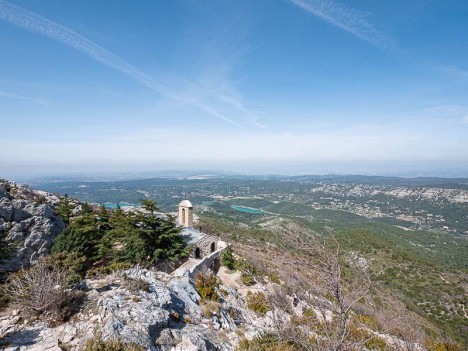 Au-dessus du Prieuré de la Montagne Sainte-Victoire