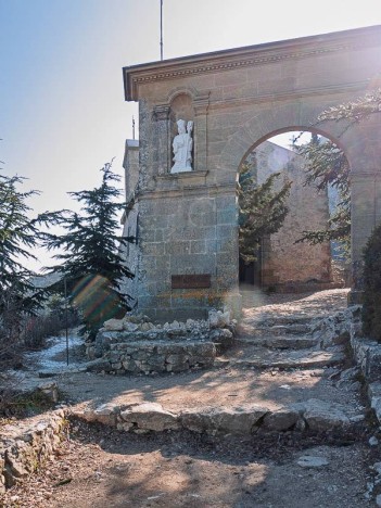 Le porche d'entrée du Prieuré Sainte-Victoire
