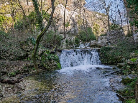 Au bord de l'Aigue Brun, cascatelle
