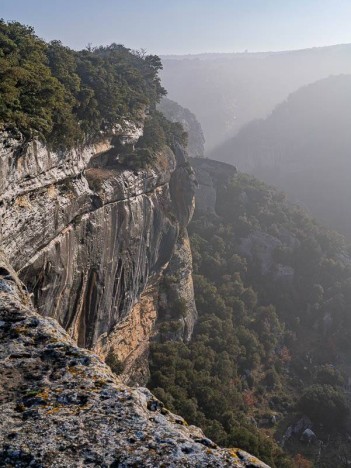 Falaise de Buoux, le rocher ruisselle