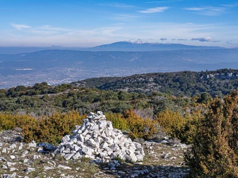 Cairn sur la crête face au Mont Ventoux