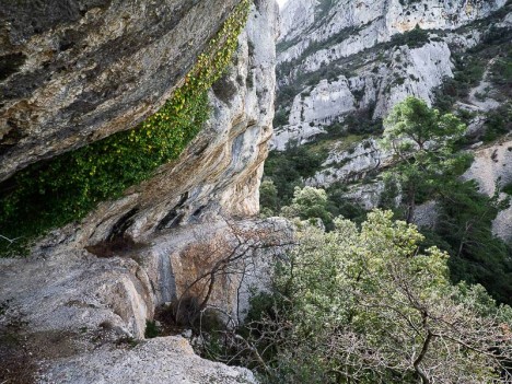 Encorbellement sur la vire des Rochers de Baude