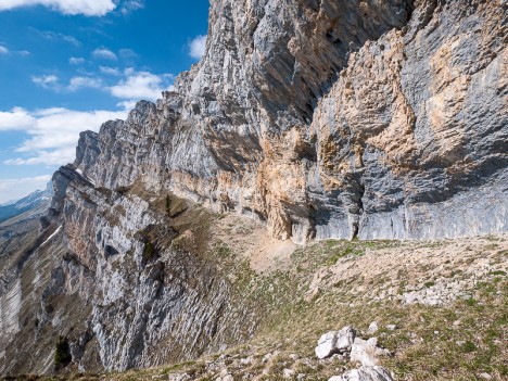 Le chemin de Serre Brion s'enfile sur une vire herbeuse en pleine falaise, mai 2011