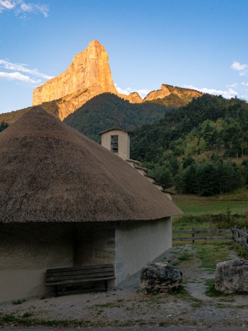 Premiers rayons du soleil sur le Mont Aiguille et le Rocher de Pansaret, sept. 2016