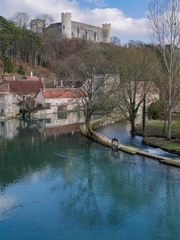 Le château fort du XIIe siècle domine le Bourg au bord des sources de la Druyes