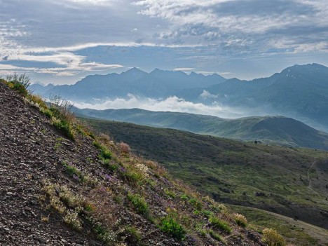 Contre-jour sur les montagnes d'Italie