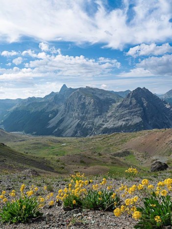 Le Grand Pic de Rochebrune au-delà des falaises du Lasseron