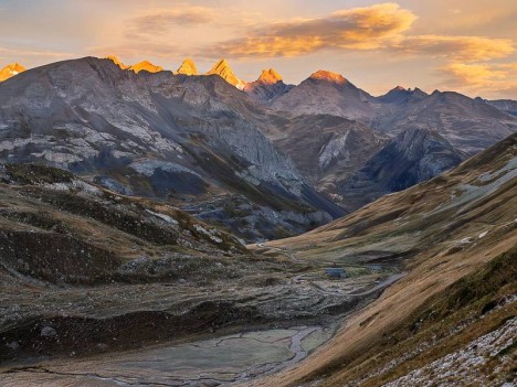 Le soleil se lève sur les Aiguilles d'Arves