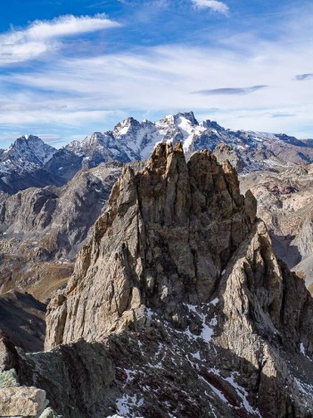 L'Oisan et la Meije, le Rocher de la Sauma au premier plan