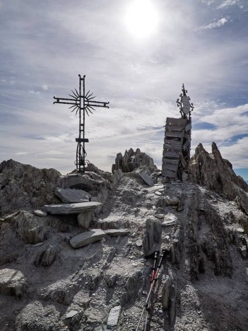 Croix au sommet de la Pointe des Cerces
