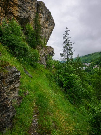 Par le sentier Ouest du Rocher Saint-Pierre