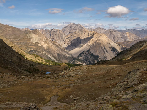 Versant Nord de la Porte de Crisol, le Mont Chaberton à l'horizon