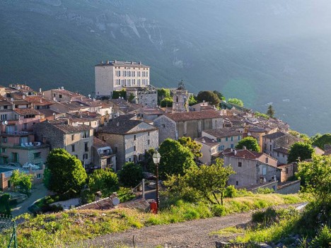 Cipières dans le soleil matinal