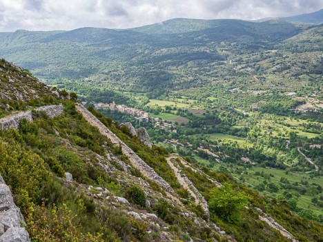 Chemin et village de Coursegoules