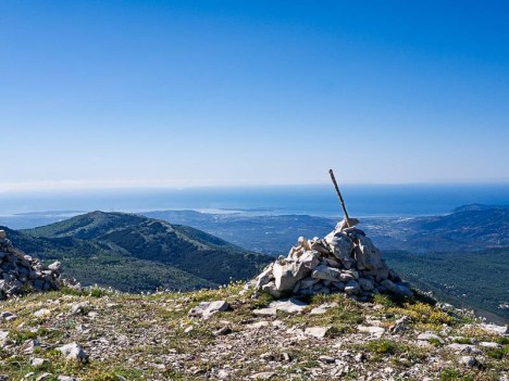 Cairn au sommet de la Montagne de Thiey