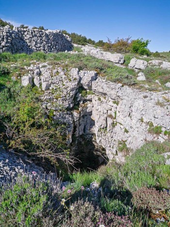 Aven de l'enclos, plateau de Calern