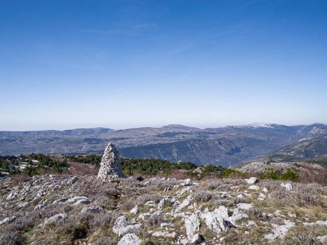 Cairn du versant Ouest de la Montagne du Cheiron
