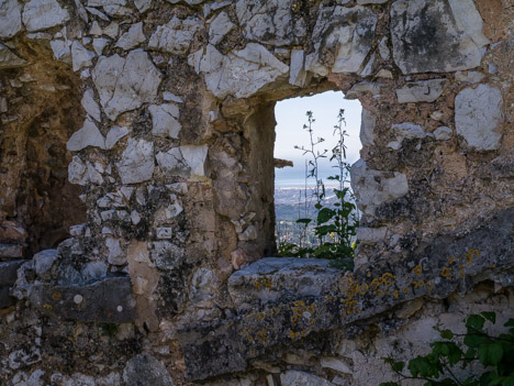 Par la fenêtre du donjon du Castellet